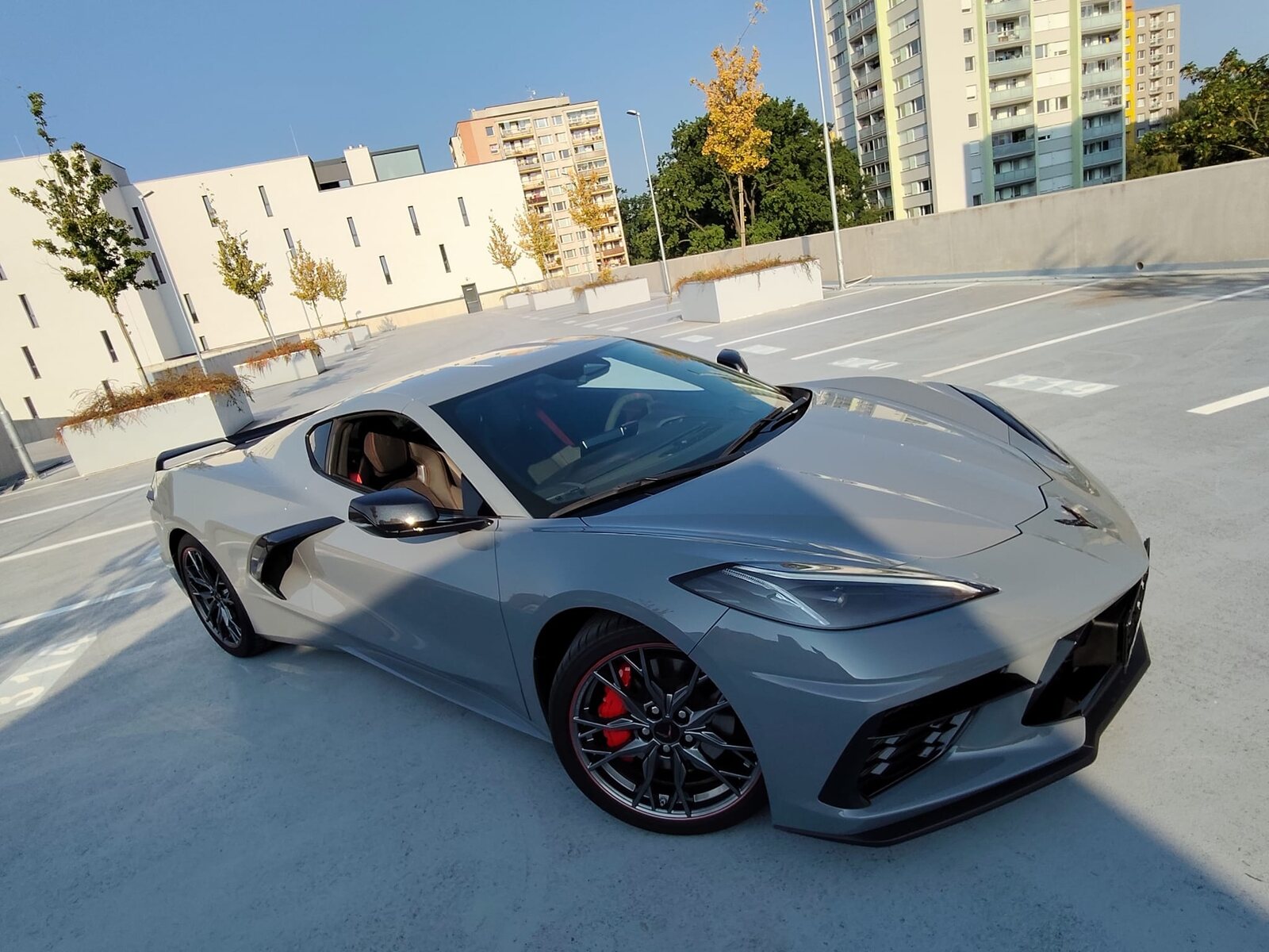 Corvette C8 Stingray zepředu z boku
