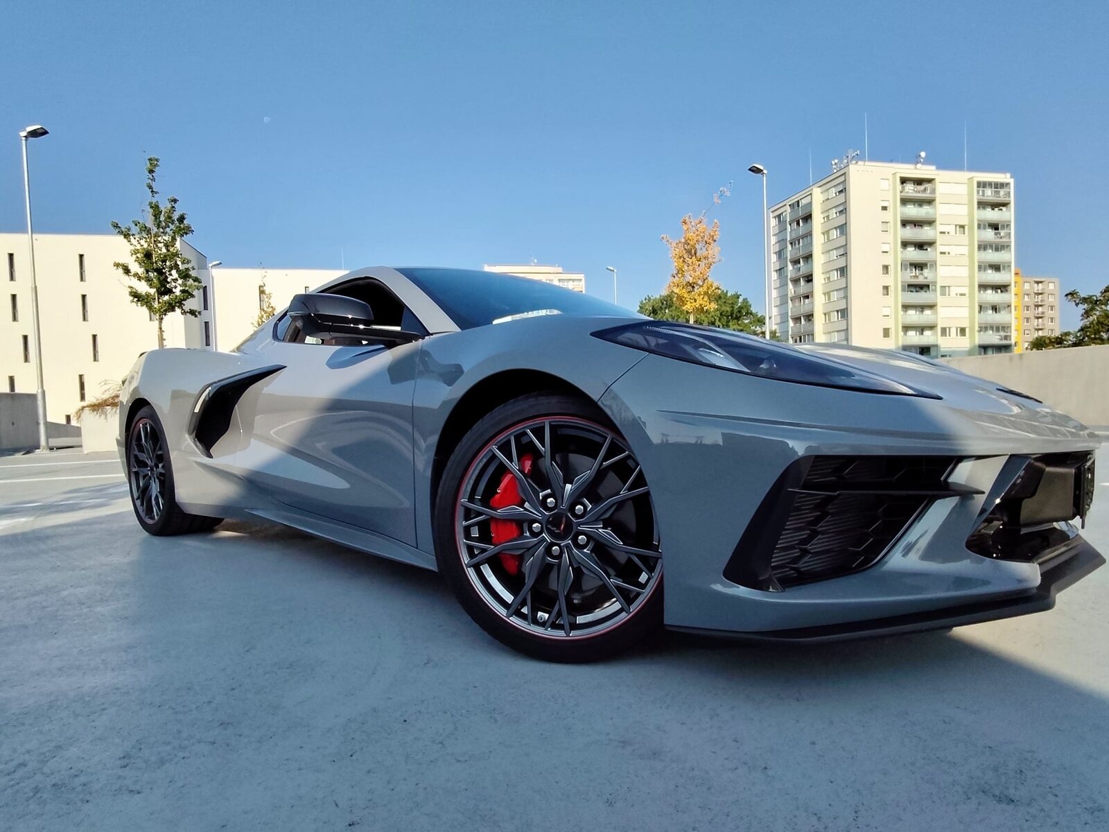 Corvette C8 zepředu v protisvětle