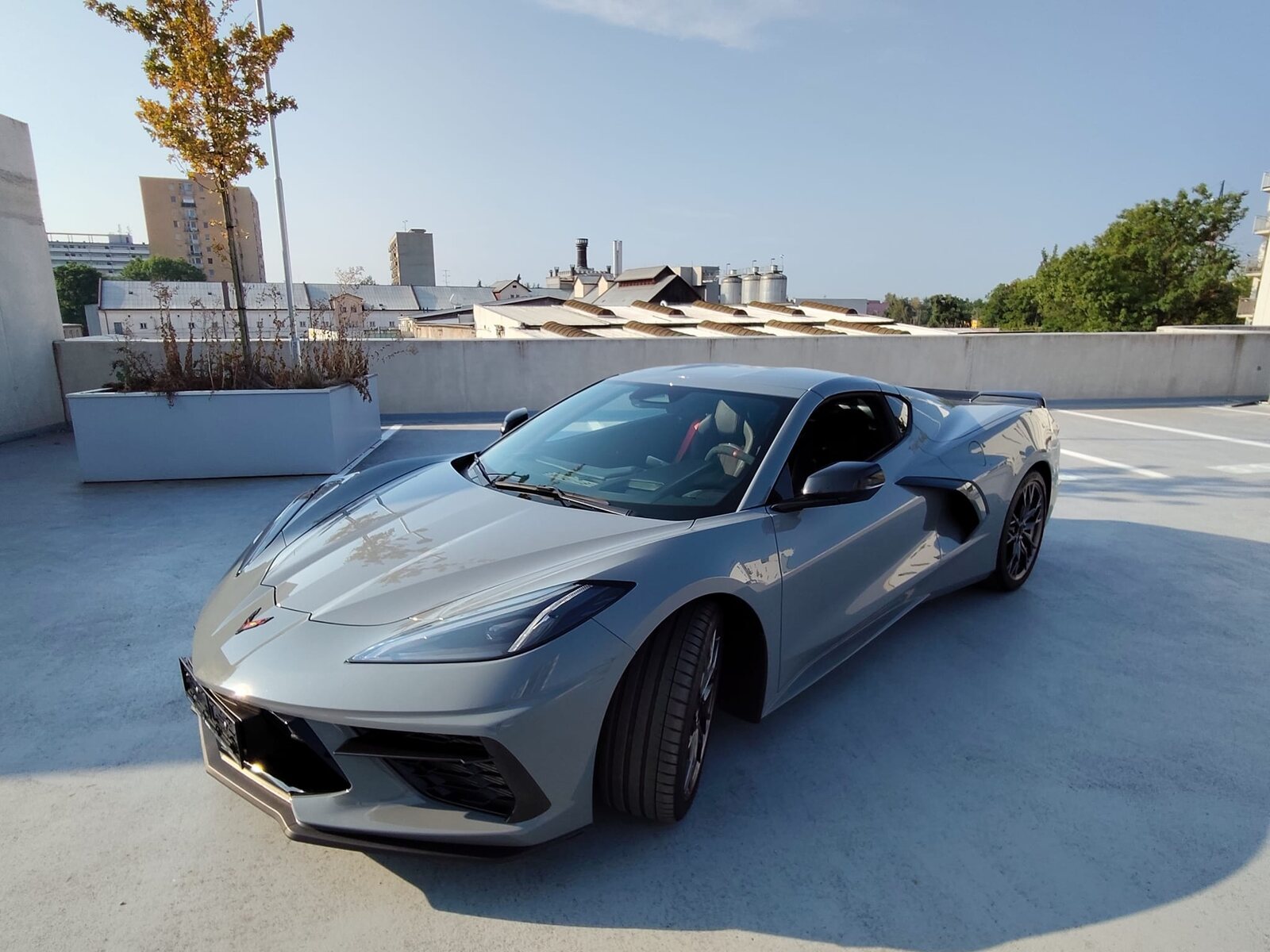 Corvette C8 zepředu z boku z nadhledu