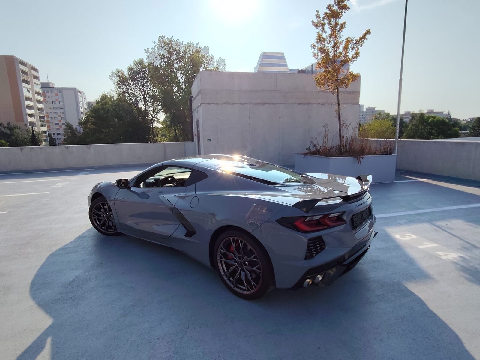 Corvette C8 zezadu z levého boku