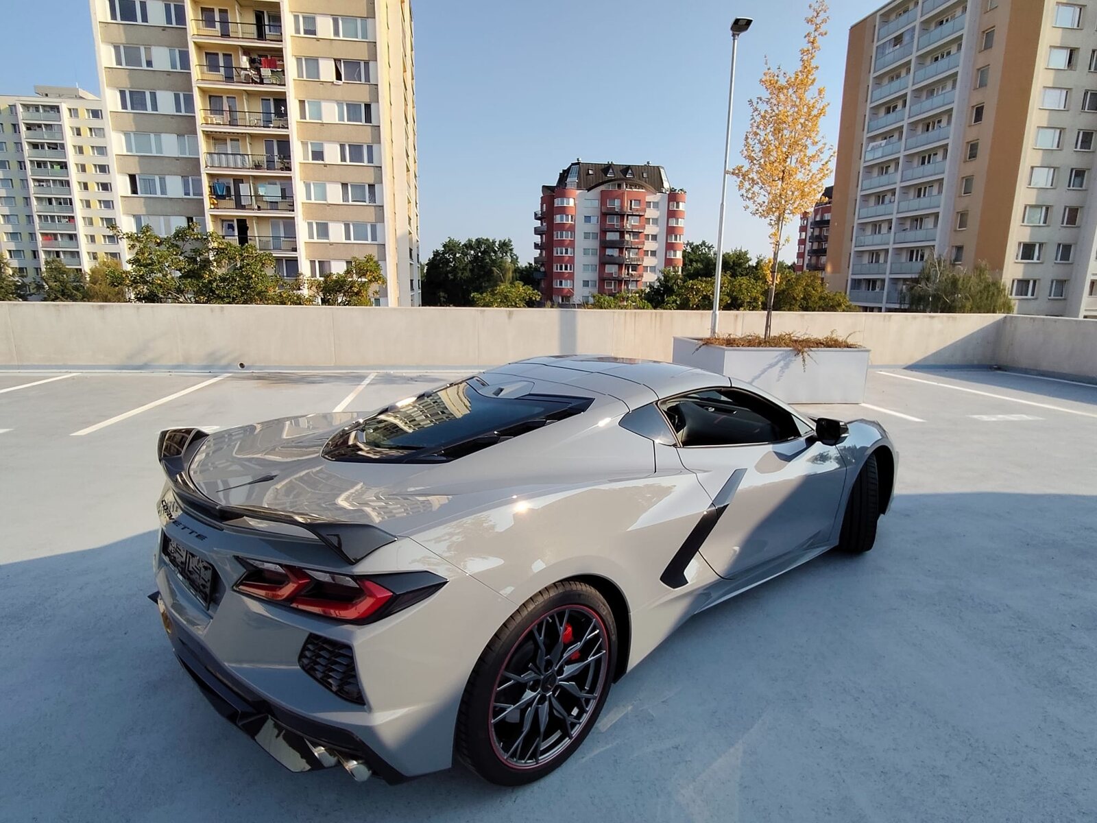 Corvette C8 zezadu z boku shora