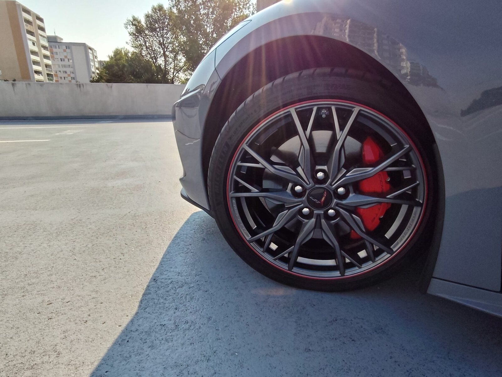 Přední kolo Corvette C8 s pneumatikou Michelin Pilot Sport