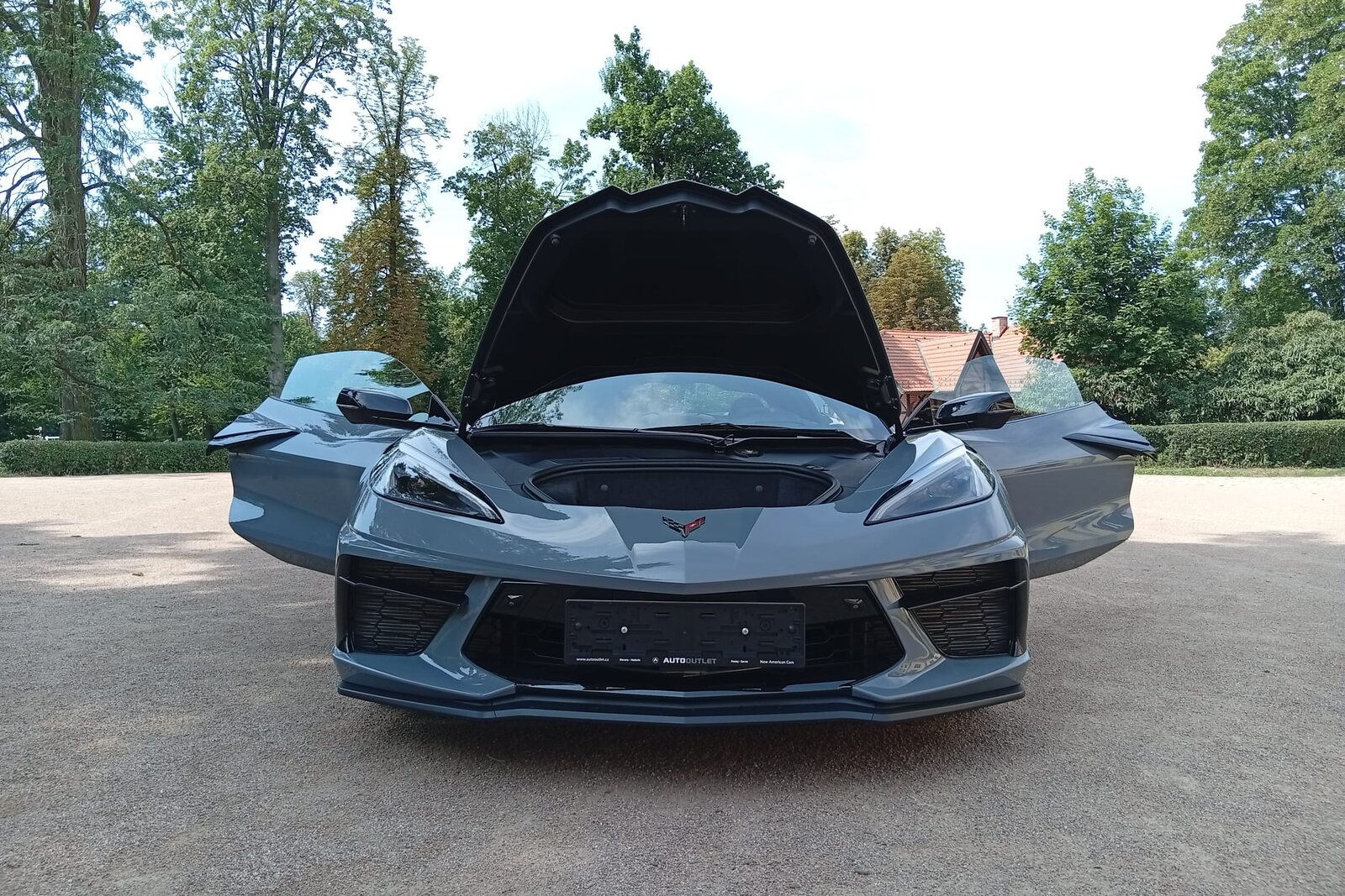 Corvette C8 s otevřenými dveřmi a přední kapotou