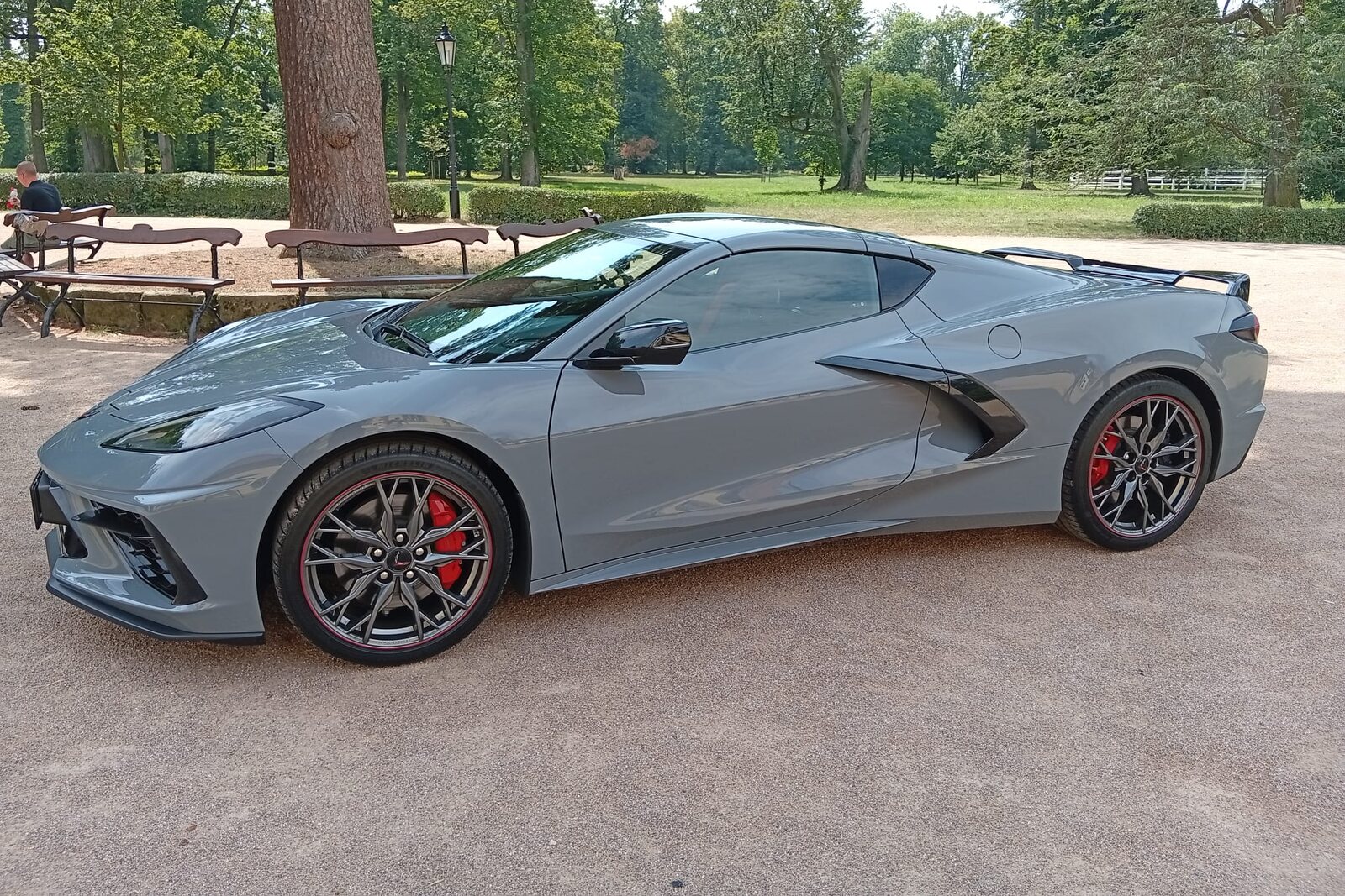 Corvette C8 zepředu z boku