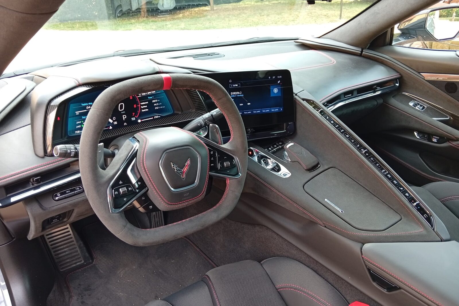Interiér a palubní deska Corvette C8