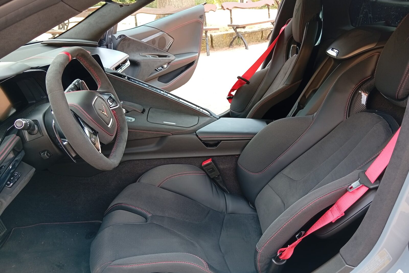 Sedadla Corvette C8 s červeným prošíváním a pásy
