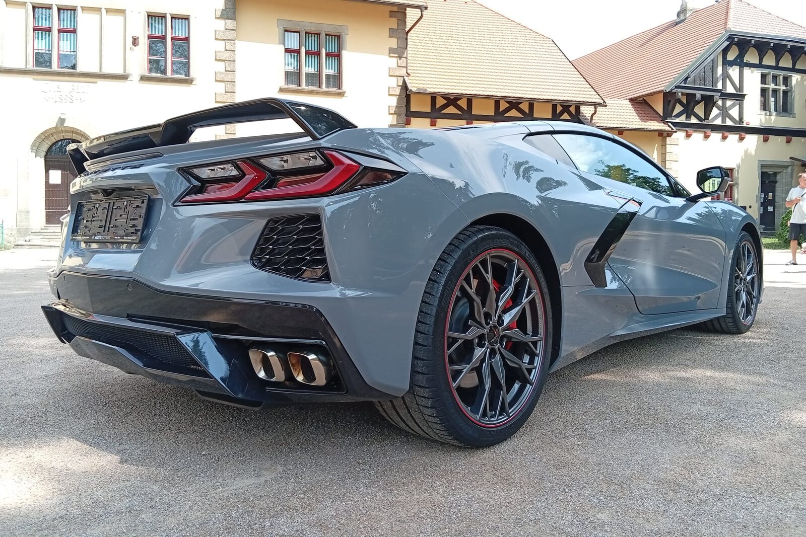 Corvette C8 zezadu z boku