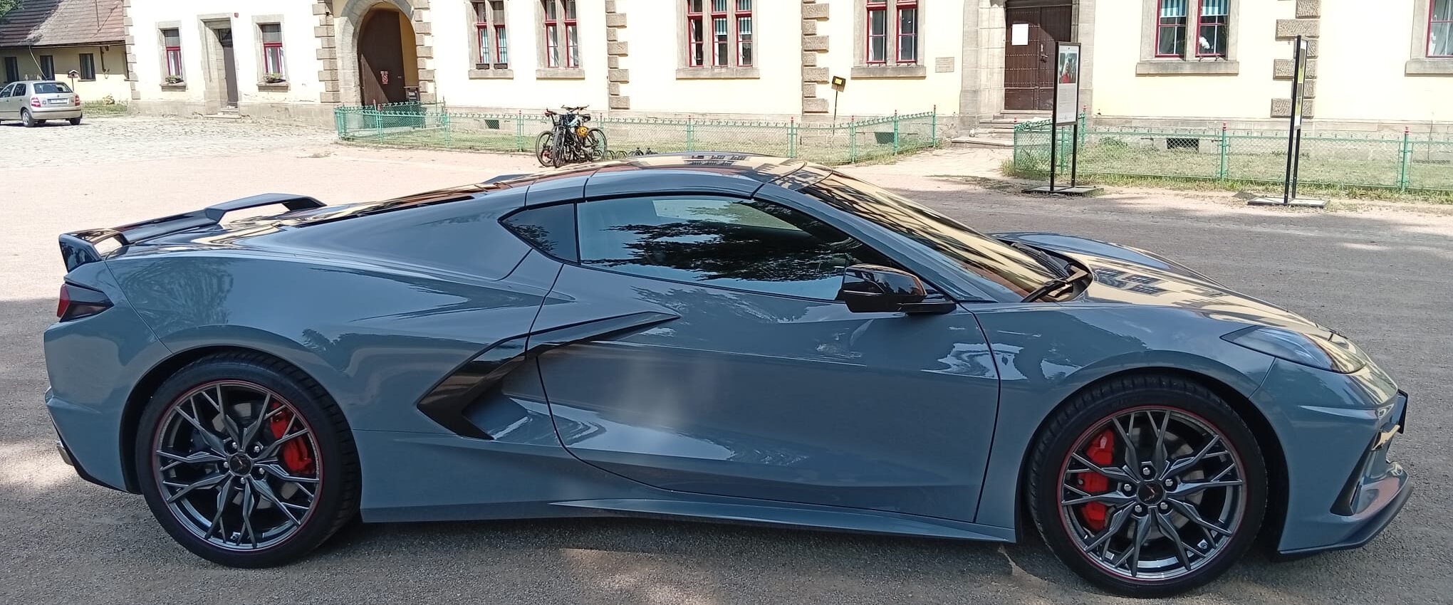 Chevrolet Corvette C8 z boku