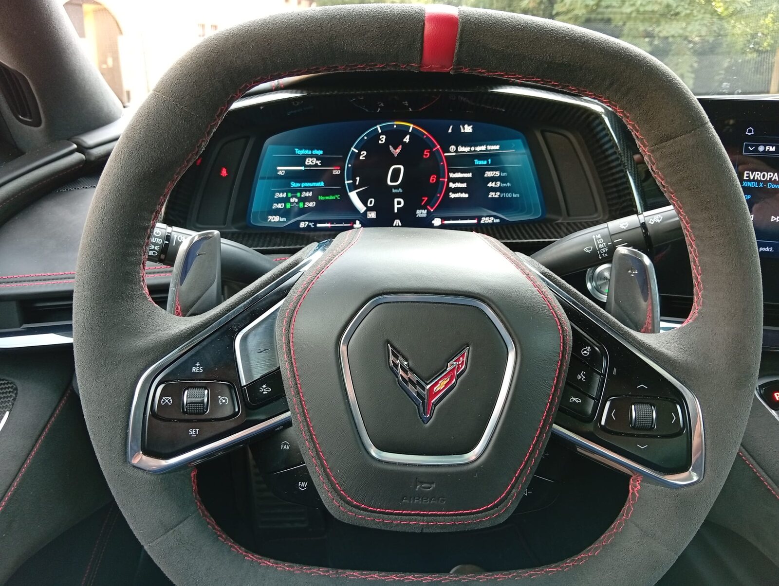 Volant a přístrojový štít Corvette C8