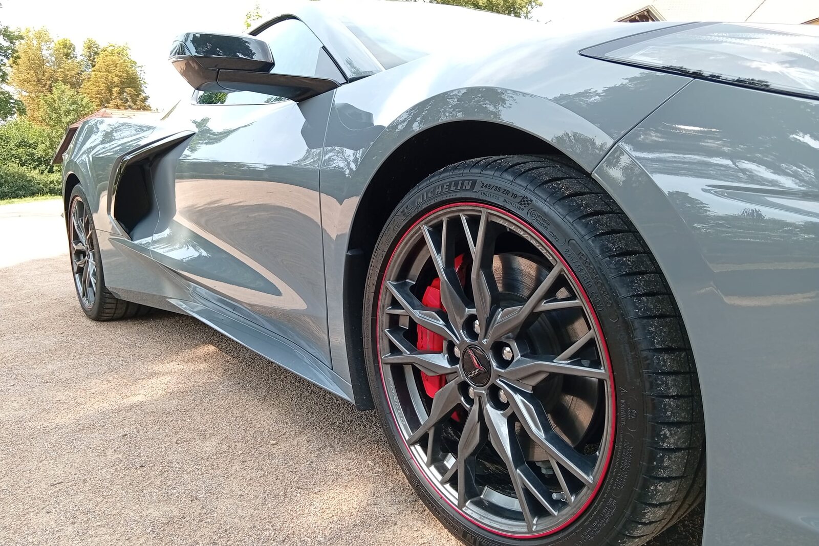 Přední kolo a boční nasávání Corvette C8