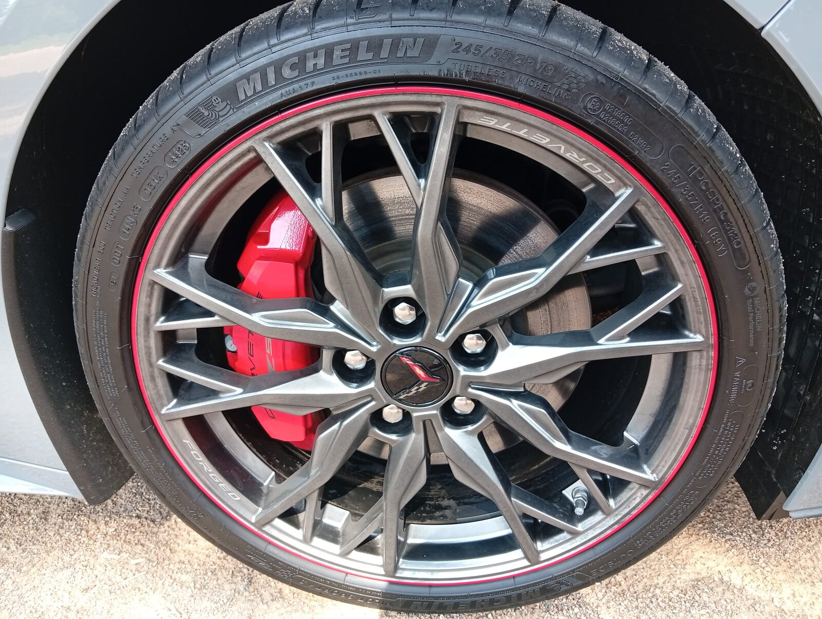 Detail kola a brzdového třmene Corvette C8